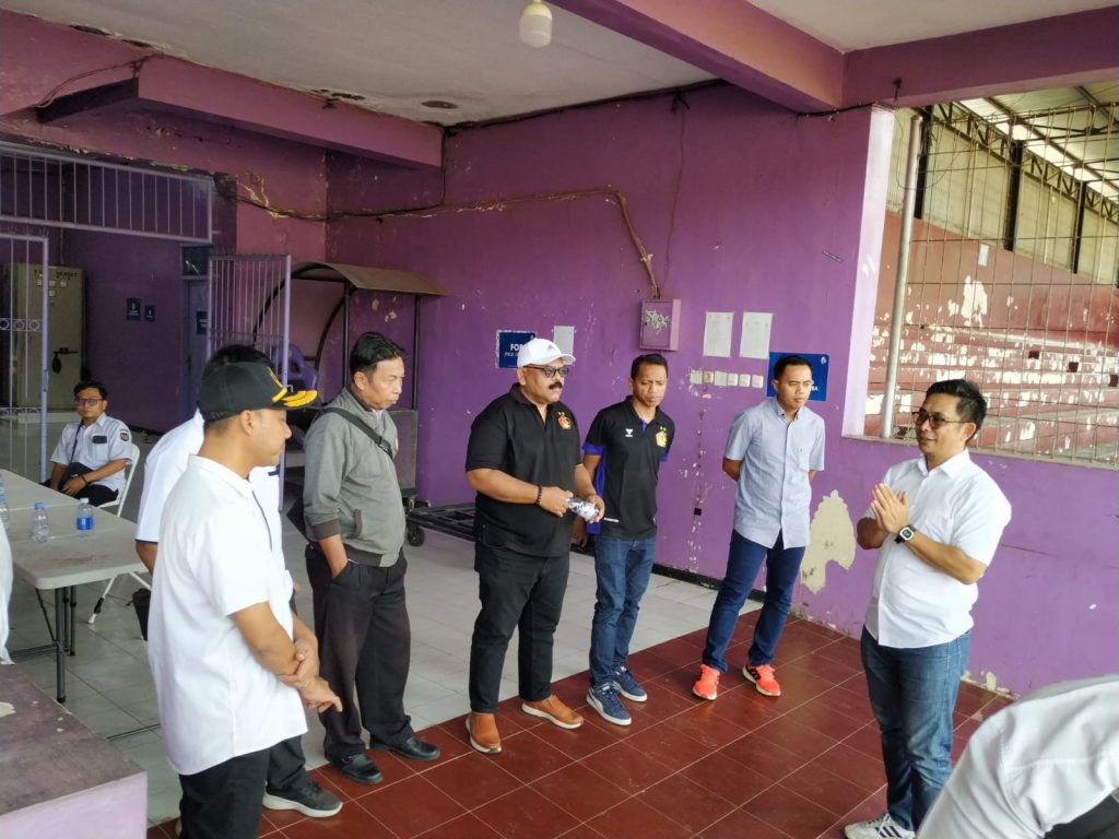 LIB didampingi manajemen Persik saat lakukan Verifikasi stadion Brawijaya (doc: Persik Kediri)