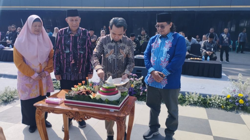 Bupati Jember, Muhammad Fawait saat memotong tumpeng usai Apel Peringatan Hari Koperasi Nasional (Harkopnas) ke-78 Alun-Alun Kota Jember, Sabtu (12/7/2025) (Mul/Gonews.id)