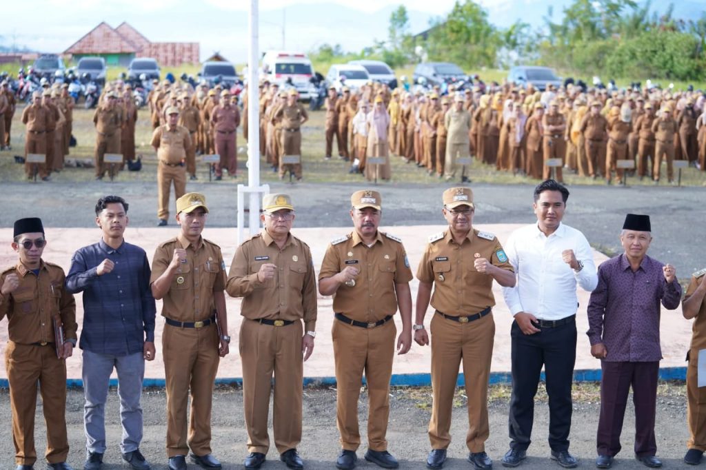 Bupati Monadi memimpin Upacara Hari Koperasi Nasional (Harkopnas) ke‑78 di halaman Kantor Bupati Kerinci, Bukit Tengah, Kecamatan Siulak, Senin (21/7/2025) (Rev/GOnews.id)