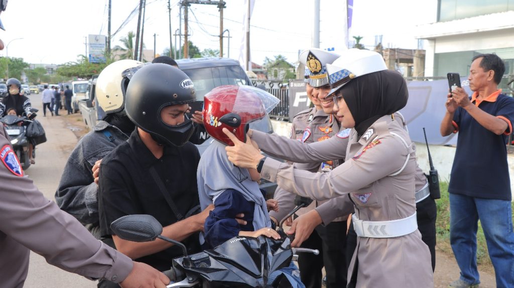 Operasi Patuh Mahakam, Polres Kutim Bagikan Helm dan Bunga Operasi Patuh Mahakam 2025 Polres Kutim