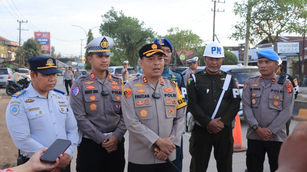 Kapolres Kutai Timur, AKBP Fauzan Arianto, S.H., S.I.K., M.H., bersama Kasat Lantas AKP Rezky Nur Meihendra, S.Tr.K., S.I.K., M.Si, TNI, Dinas Perhubungan, dan stakeholder lainnya memimpin langsung jalannya razia di sejumlah titik strategis, Jumat (25/7/2025) (Wahyu/GOnews.id)