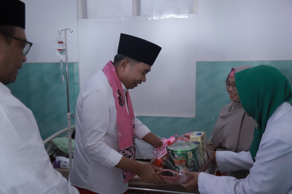 Bupati Jember Muhammad Fawait meninjau Puskesmas Ambulu pada hari pertama pelaksanaan program “Bunga Desaku” yang digelar di Kecamatan Ambulu, Minggu (27/7/2025) (Foto: Diskominfo Jember)