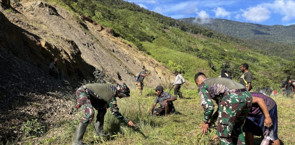 TNI dan Warga Okbibab Gagas Pemanfaatan Kebun Kopi Personel Pos Okbibab Satgas Pamtas RI-PNG Statis Yonif 753/AVT menggelar kegiatan Komunikasi Sosial (Komsos) bersama aparat dan tokoh masyarakat, Selasa (22/07/2025) (Yonif 753/AVT)