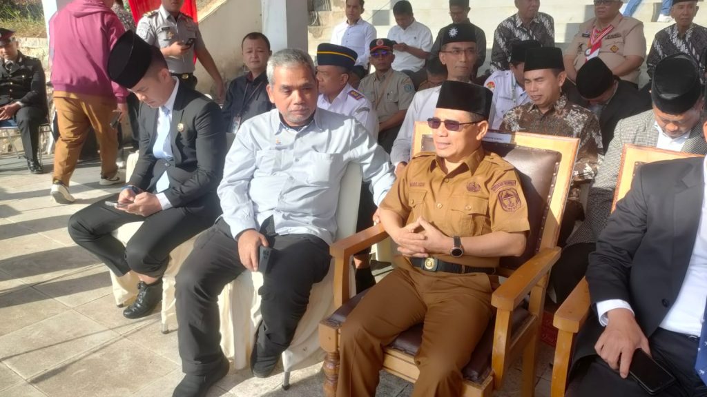 H. Aslori Ilham, Humas PT KMH Bukaka Kalla, saat menghadiri upacara peringatan Hari Bhayangkara ke-79 di Lapangan Pemda Kota Sungai Penuh