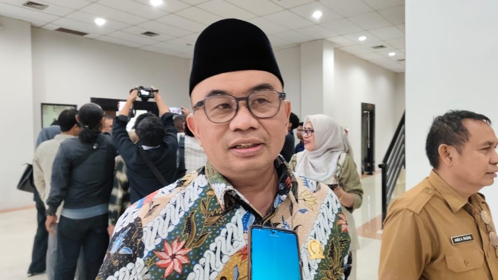 Anggota Komisi IV DPRD Kaltim, Fadly Imawan saat diwawancarai di Gedung E DPRD Kaltim, Senin (19/5/2025) (AS/GOnews.id)