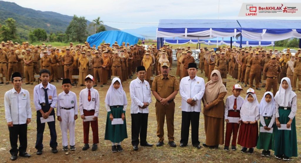Bupati Kerinci Serahkan Bantuan Pendidikan untuk 360 Pelajar Bupati Kerinci, Monadi