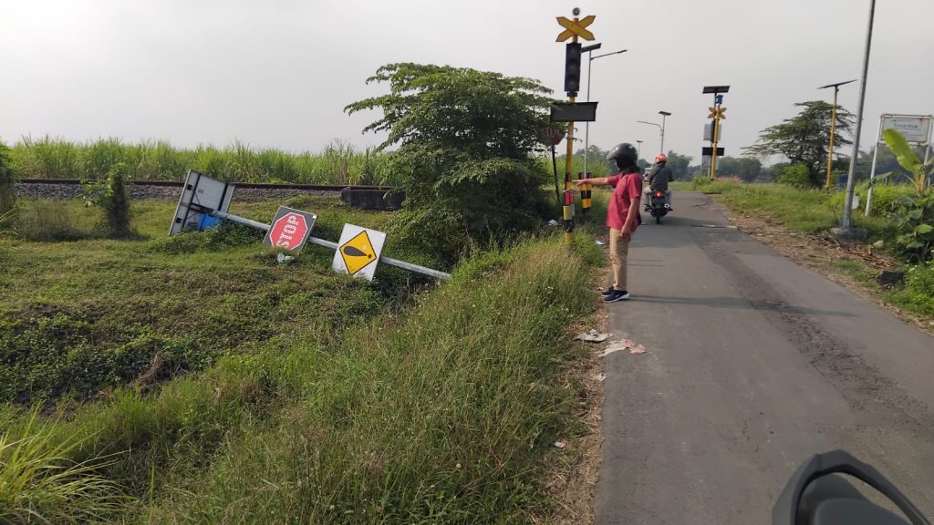 tiang rambu lalu lintas