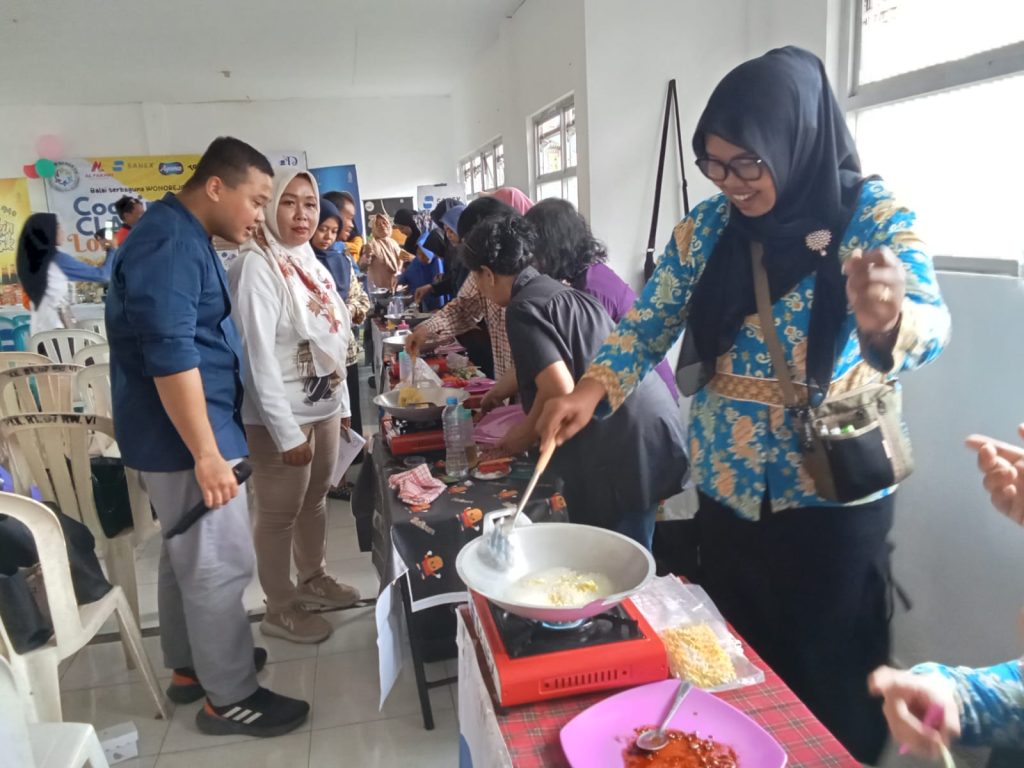 Cooking Class UMKM Jatim Latih Ibu-ibu Jadi Pejuang Ekonomi UMKM Bersatu Jawa Timur menggelar "Cooking Class" dan lomba memasak Balai Serbaguna Kelurahan Wonorejo, Kecamatan Tegalsari