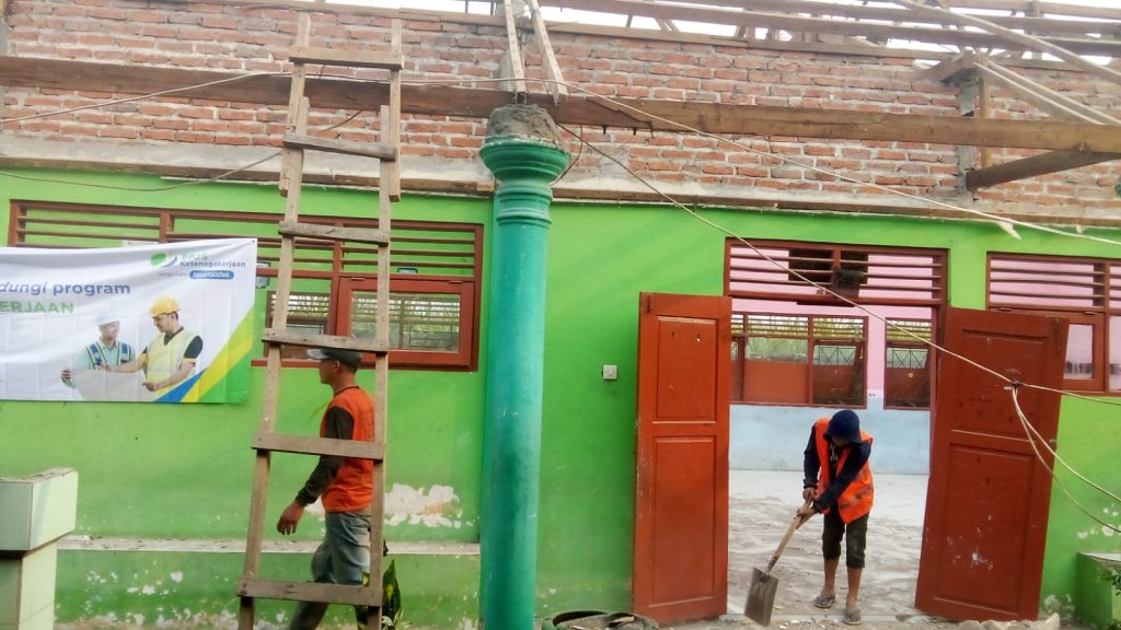 Ruang Kelas SMPN 2 Bangsal Direhabilitasi 90 Hari Pemerintah Kabupaten Mojokerto memulai proyek rehabilitasi ruang kelas sekolah SMPN 2 Bangsal (HB/GOnews.id)