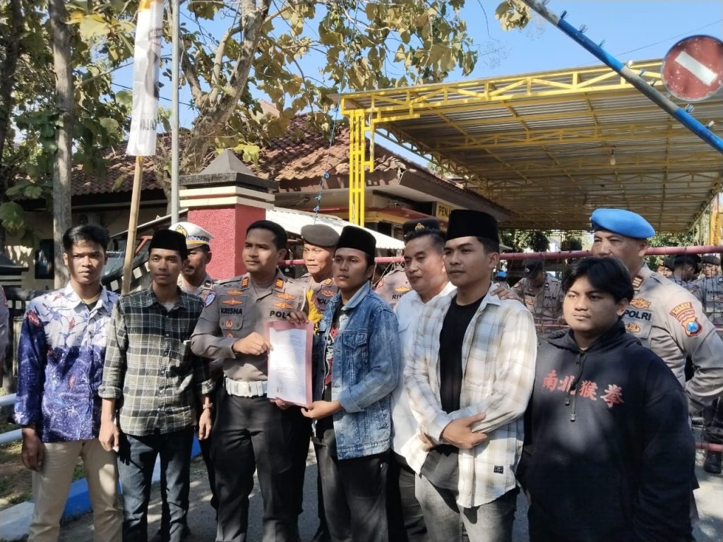 Aliansi Pemuda Peduli Bangkalan berunjuk rasa di depan Mapolres Bangkalan, Senin (21/7/2025)