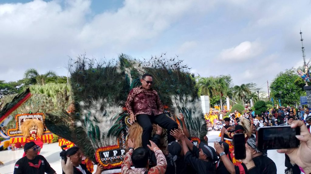 Wakil Gubernur Seno Aji turut memeriahkan Kirab Budaya EBIFF 2025 dengan menaiki Reog Ponorogo, Jumat (25/7)