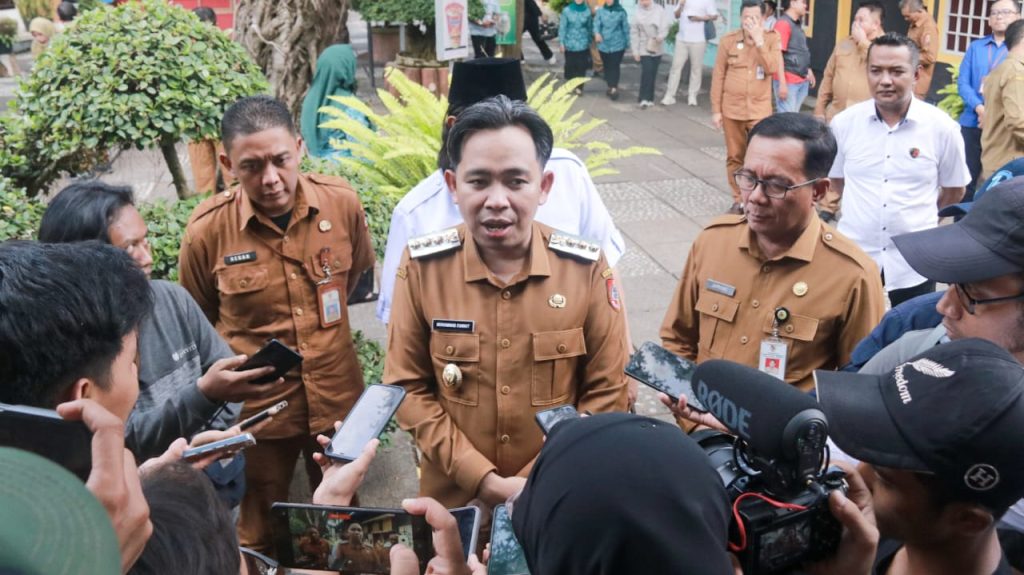 Bupati Muhammad Fawait. Dalam lawatannya ke Desa Pontang, Kecamatan Ambulu, Senin (28/7/2025),