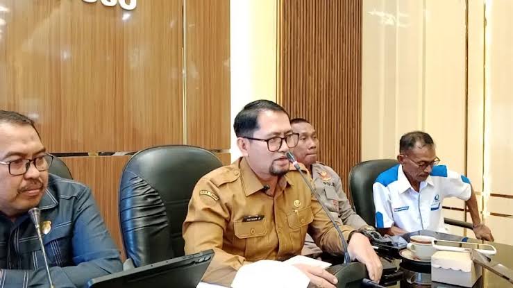 Bondowoso Imbau Warga Tak Panik dan Tak Timbun BBM Sekretaris Daerah (Sekda) Bondowoso, Fathur Rozi