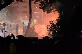 Demo di DPR Makin Memanas, Massa Bakar Infrastruktur & Bentrok dengan Aparat