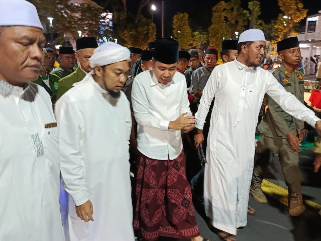 Bupati Jember Muhammad Fawait bersama KHR. Achmad Azaim Ibrahimy dalam acara Jember Bersholawat di Alun-Alun Jember Nusantara, Minggu (3/8/2025) (Mul/Gonews.id)