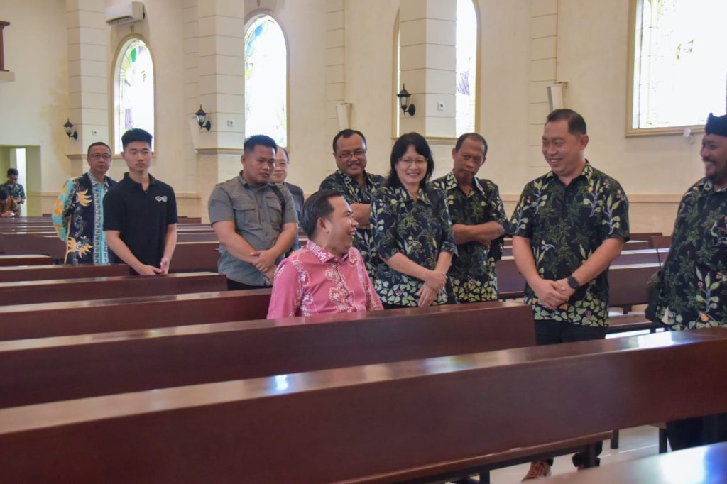 Bupati Jember, Muhammad Fawait saat mendatangi Gereja Katolik Santo Yusup, Kunjungan, Minggu (10/8/2025) (Mul/Gonews.id)