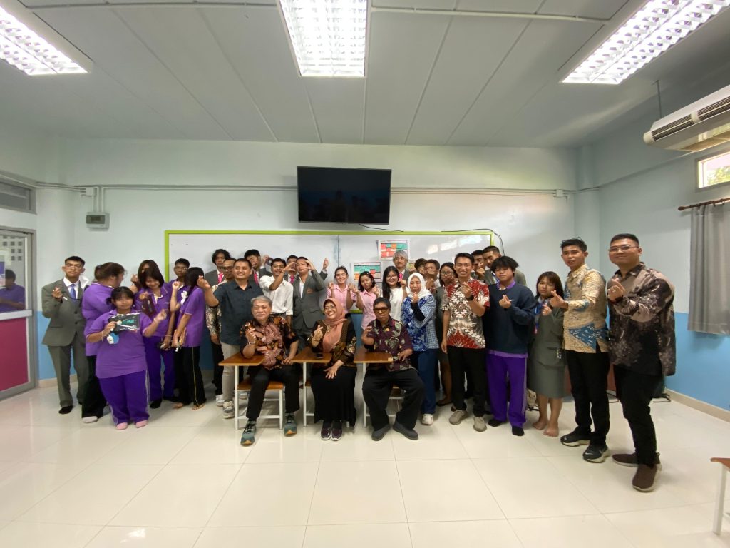 FEB UNESA memberikan pelatihan bertema Transformasi Kemampuan Entrepreneurship Melalui Pelatihan Strategi Pemasaran Kreatif dan Reputasi Bisnis yang Kuat, di kampus TGBC, Samut Prakan, Thailand, Selasa (29/7/2025) (Dok. FEB UNESA)