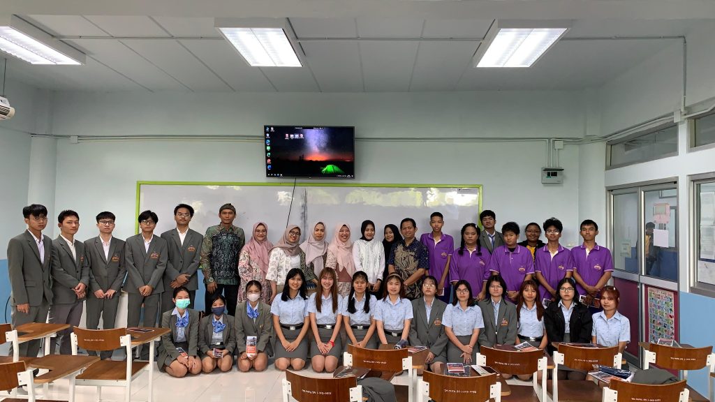FEB UNESA memberikan pelatihan bertema Transformasi Kemampuan Entrepreneurship Melalui Pelatihan Strategi Pemasaran Kreatif dan Reputasi Bisnis yang Kuat, di kampus TGBC, Samut Prakan, Thailand, Selasa (29/7/2025) (Dok. FEB UNESA)