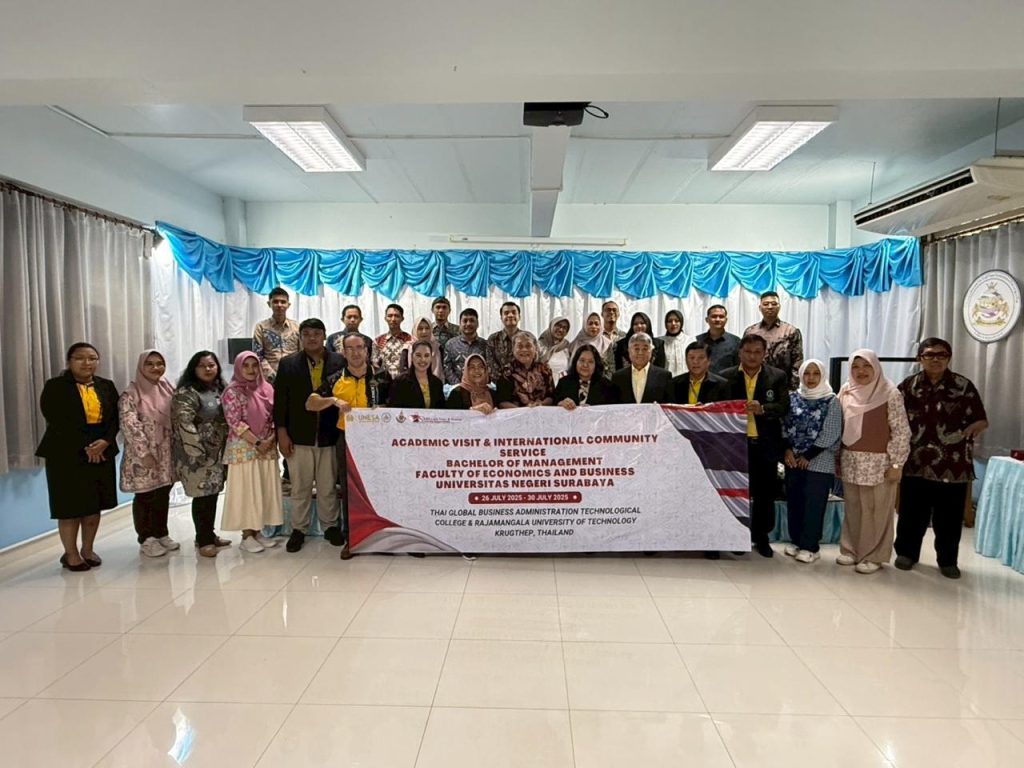 FEB UNESA memberikan pelatihan bertema Transformasi Kemampuan Entrepreneurship Melalui Pelatihan Strategi Pemasaran Kreatif dan Reputasi Bisnis yang Kuat, di kampus TGBC, Samut Prakan, Thailand, Selasa (29/7/2025) (Dok. FEB UNESA)