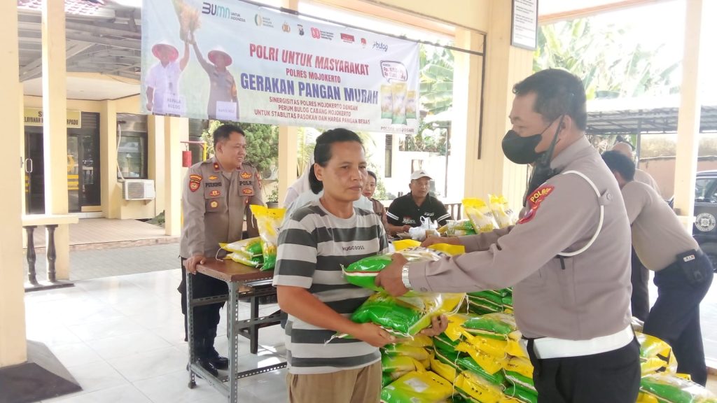 Polres Mojokerto bekerja sama dengan Perum Bulog Cabang Mojokerto menggelar kegiatan pembagian beras murah melalui program Gerakan Pangan Murah di halaman Polsek Mojosari, Senin (11/8/2025) (HB/Gonews.id)