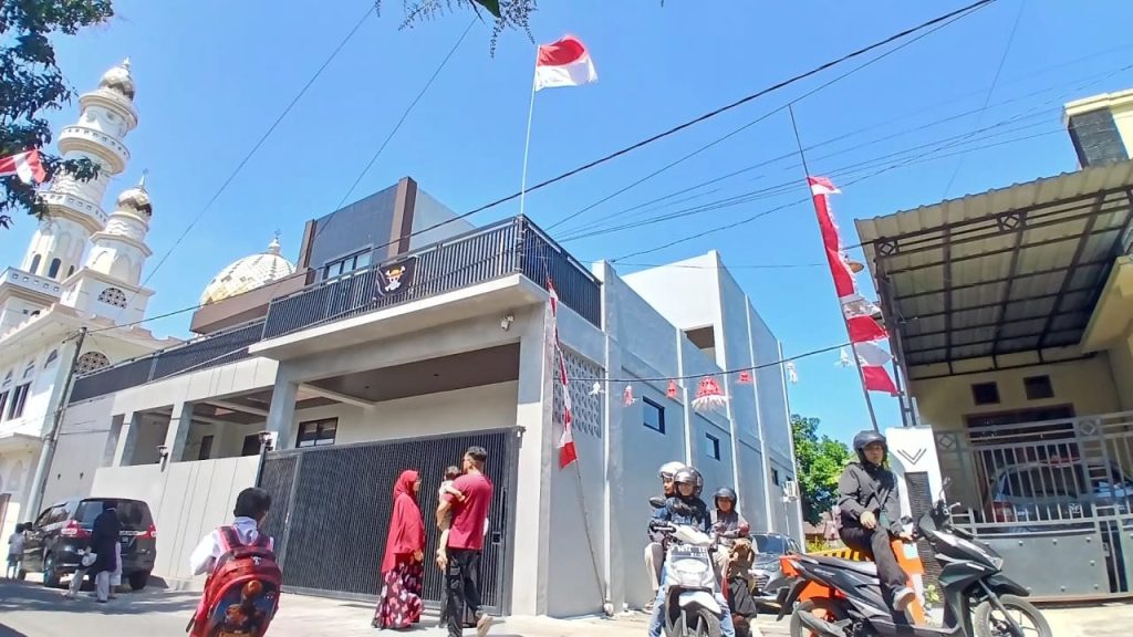 Lantai dua rumah dr Yusdeni Lanasakti, seorang dokter sekaligus Aparatur Sipil Negara (ASN) di Bondowoso kibarkan bendera One Piece (Doni/Gonews.id)