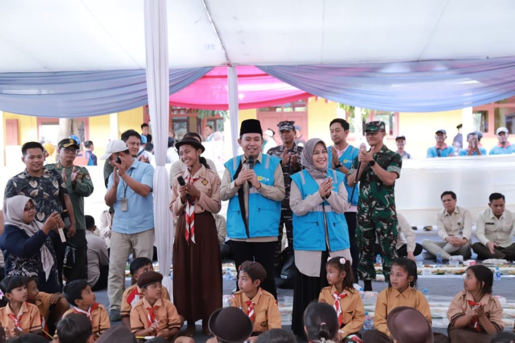Listrik Perdana Terangi Bandealit, Warga Sambut Harapan Baru Bupati Jember Muhammad Fawait meresmikan listrik perdana berkapasitas 900 VA di Dusun Bandealit, Desa Andongrejo, Kecamatan Tempurejo, Sabtu (16/8/2025) (Dok.Diskominfo Jember)