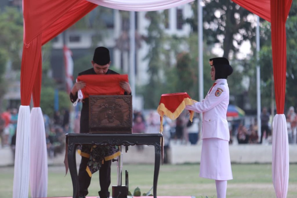 Sang Saka Diturunkan, Jember Gaungkan Semangat Indonesia Emas Muhammad Fawait, Bupati Jember saat upacara penurunan bendera merah putih di Alun-Alun Nusantara Jember, Minggu (17/8/2025)