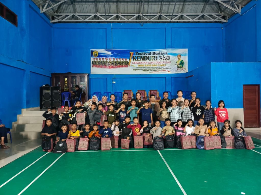 Kepala Desa Kayu Aro Ambai, Kecamatan Tanah Cogok, Kabupaten Kerinci, Aan Frananda menggelar santunan anak yatim dan pemberian bantuan pendidikan, Senin (18/8/2025) (Rev/Gonews.id).