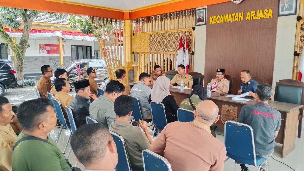 Kecamatan Arjasa menggelar rapat koordinasi lintas sektoral jelang Persiapan Bunga Desaku, Selasa (26/8/2025) (Foto: Diskominfo Jember)