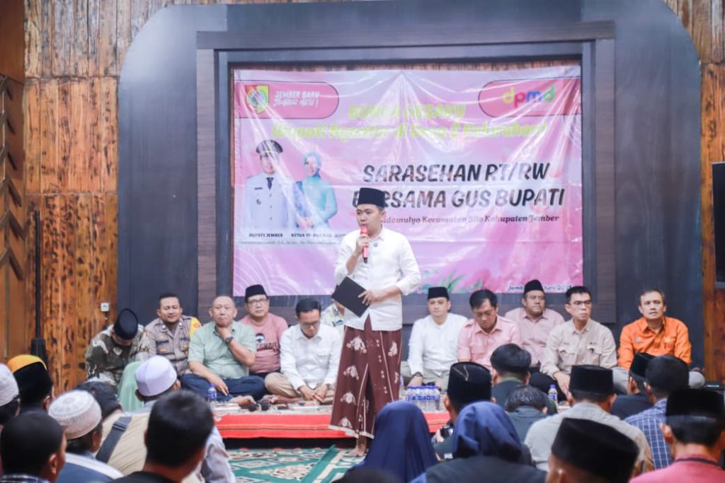Bupati Jember, Muhammad Fawait saat memberikan sambutan dalam program Bupati Ngantor di Desa dan Kelurahan (Bunga Desaku) di Arjasa, Kamis (28/8/2025) (foto: Diskominfo Jember)