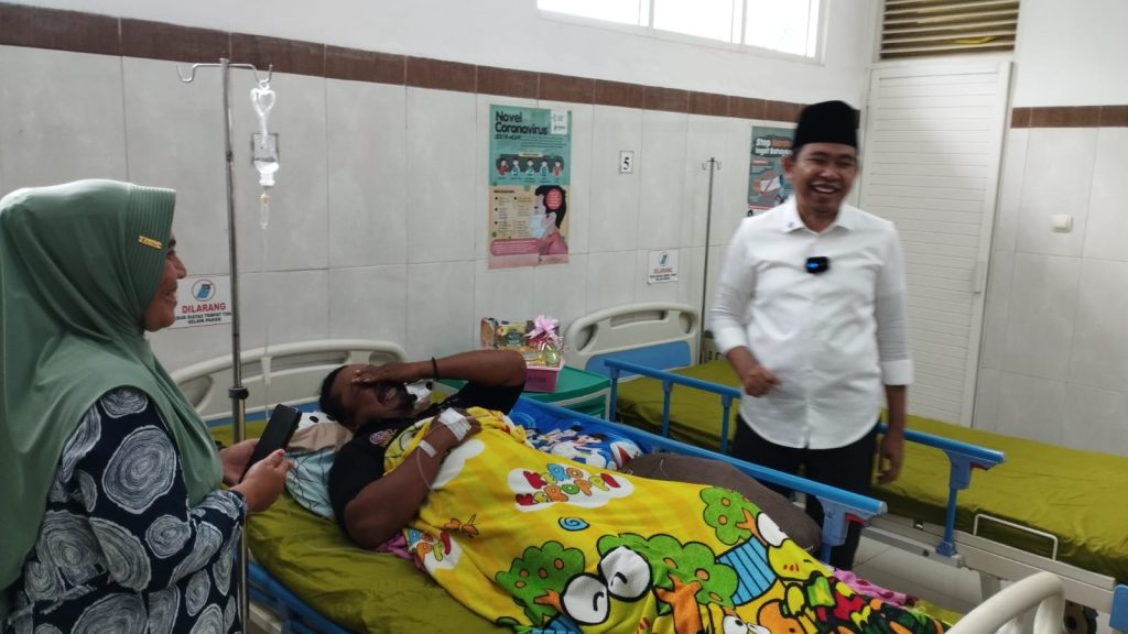 Bupati Jember Pastikan UHC Lindungi Warga dari Biaya Berobat Bupati Jember Gus Muhammad Fawait saat meninjau Puskesmas Arjasa dalam program Bupati Ngantor di Desa dan Kelurahan (Bunga Desaku) di Kecamatan Arjasa, Jumat (29/8/2025) (foto: Diskominfo Jember)