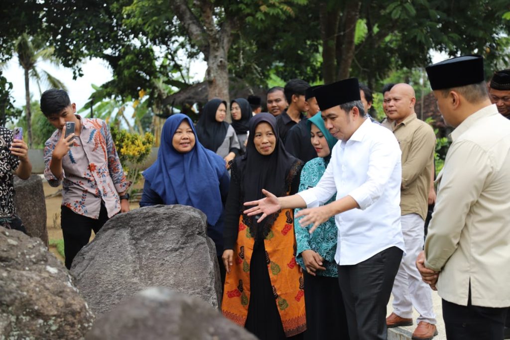 Bupati Jember, Muhammad Fawait, saat berkunjung ke Situs Purbakala Duplang di Desa Kamal, lereng Gunung Argopuro, Jumat (29/8/2025) (foto: Diskominfo Jember)
