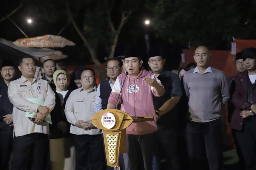 Pemkab Jember Gelar Pangan Murah, Gus Fawait Umumkan Program Strategis Bupati Jember, Muhammad Fawait, dalam agenda Proguse Update yang digelar di kawasan Rembangan, Kecamatan Arjasa, Jumat malam (29/8/2025) (foto: Diskominfo Jember)