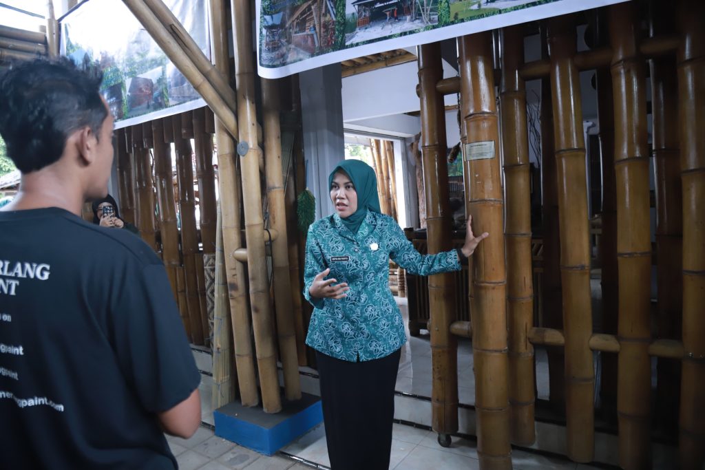 Ketua TP PKK Jember Kagumi Kerajinan Bambu Candijati Ketua TP PKK Kabupaten Jember, Neng Ghyta, saat berkunjung ke Sanggar Bambu Indah di Desa Candijati, Kecamatan Arjasa, Jumat (29/8/2025).(Foto: Diskominfo Jember)