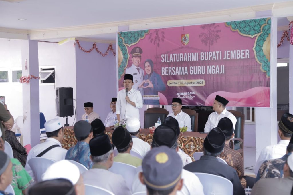 Bupati Jember Muhammad Fawait bersilaturahmi dengan para guru ngaji se-Kecamatan Arjasa dalam rangkaian program Bupati Ngantor di Desa dan Kelurahan (Bunga Desaku) edisi IV, di Balai Desa Darsono, Sabtu (30/8/2025) (Mul/Gonews.id)
