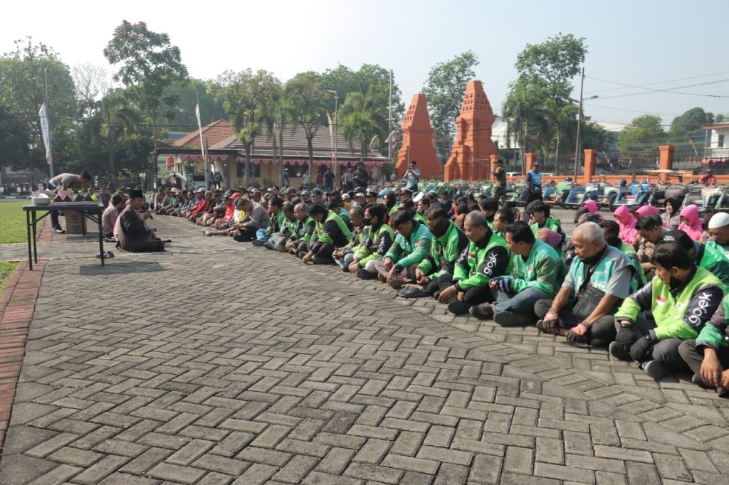Polres Mojokerto Kenang Affan Kurniawan Lewat Doa dan Bhakti Sosial Doa bersama Polres Mojokerto untuk Affan Kurniawan di halaman Polres Mojokerto, Sabtu (30/8/2025) (Foto: Humas Polres Mojokerto)