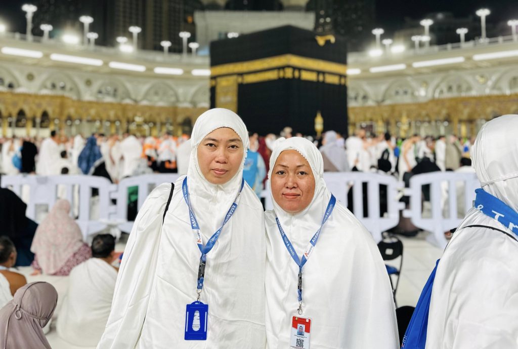 Hadriyani (kalung merah), wartawan Beritakaltim.co yang mendapatkan hadiah umrah dari PKS Kaltim (dok. Hadriyani)