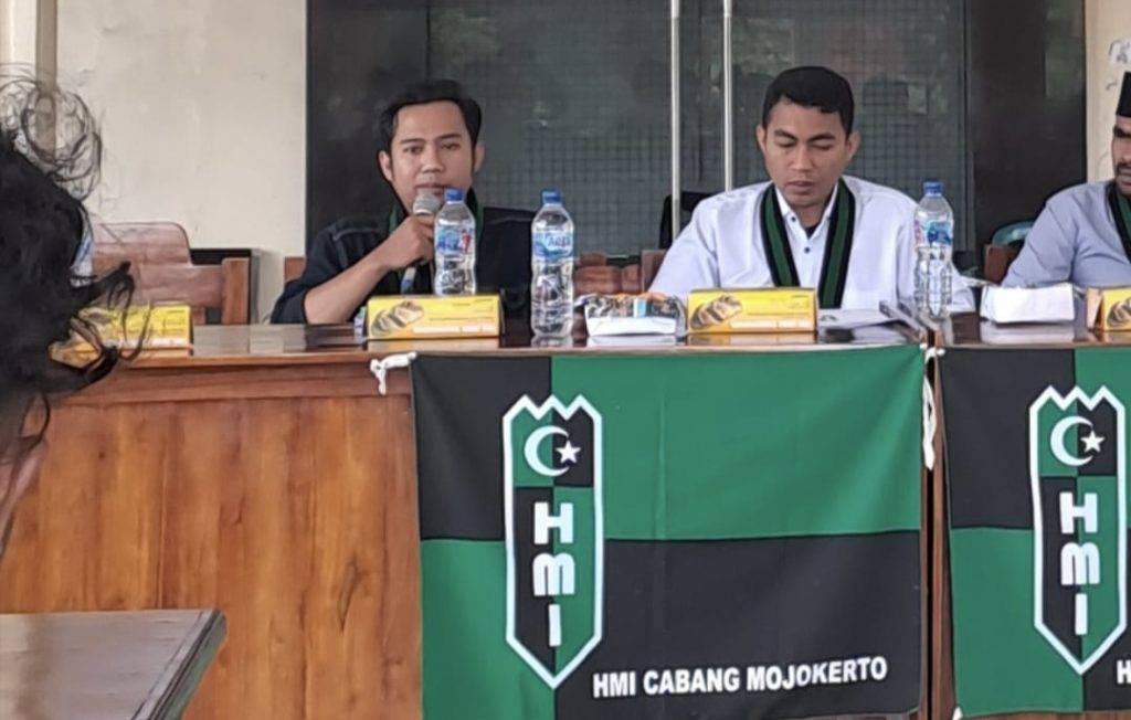 Teguh Fajar Nurshabri, Ketua Bidang Partisipasi Pembangunan Daerah HMI Cah Mojokerto (kiri)