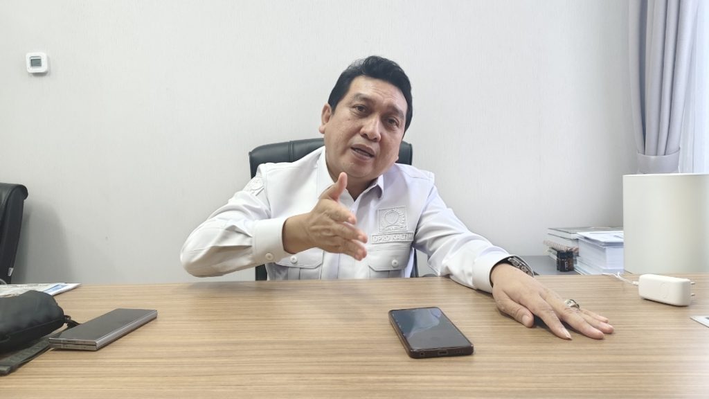 Husin Djufri: Jalan Baru Kutim-Berau Angkat Ekonomi dan Wisata Husin Djufri, Anggota Komisi III DPRD Kaltim saat diwawancarai di ruang kerjanya, Selasa (26/8/2025) (AS/Gonews.id)