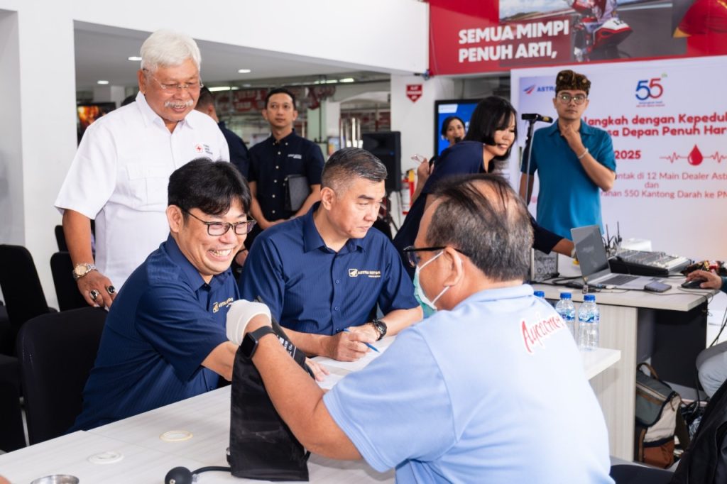 Chief Executive Astra Motor, Robien Tony ikut melakukan donor darah bersama Chief Operating Officer Astra Motor, Budi Astono pada pelaksanaan aksi donor darah yang serentak di 12 wilayah pada rangkaian HUT ke-55 Astra Motor  (22/07).