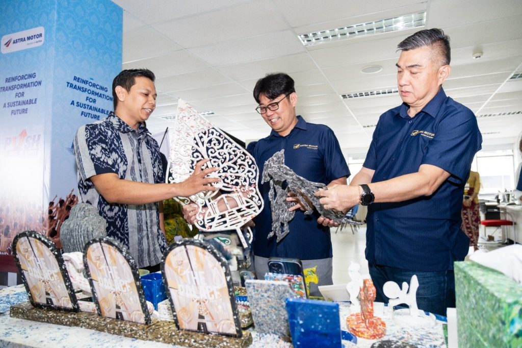 Penggagas KarFa, I Made Aditiasthana (kiri) memperkenalkan produk olahan KarFa yang juga merupakan olahan sampah plastik menjadi produk bernilai guna seperti meja, kursi, dan berbagai kerajinan tangan kepada Chief Executive Astra Motor Robien Tony (tengah) dan Chief Operating Officer Astra Motor, Budi Astono (kanan). (22/07/2025)