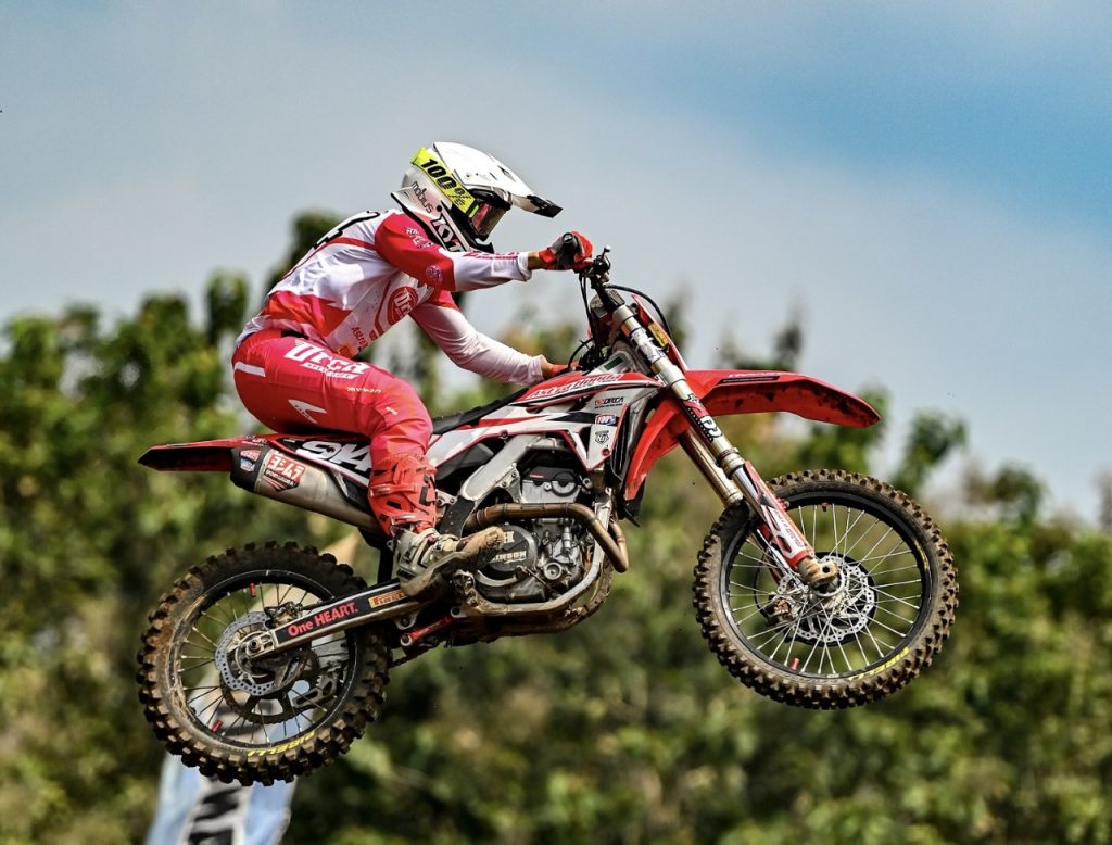 Arsenio Algifari, pebalap muda AHRT berhasil naik podium pada seri ketiga Kejurnas Motocross Indonesia 2025 kelas MX2 pada 26–27 Juli lalu di Sirkuit Akmil, Magelang, Jawa Tengah