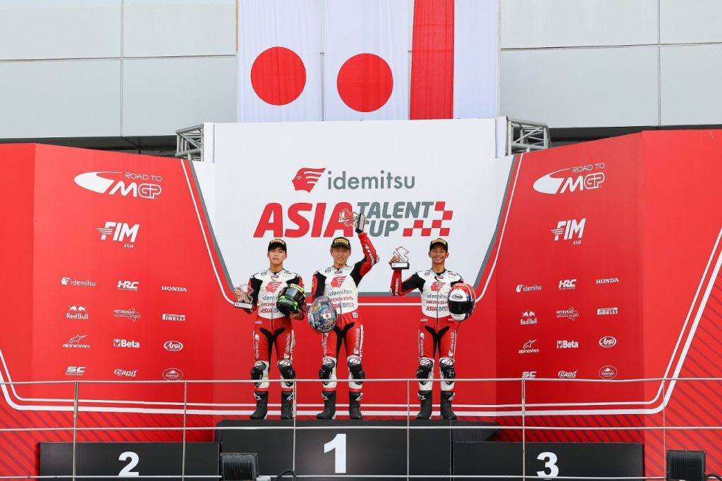 Pebalap binaan PT Astra Honda Motor (AHM) Badly Ayatullah (kanan) berhasil meraih podium ketiga pada race pertama dan race kedua di ajang Idemitsu Asia Talent Cup (IATC) 2025 seri ketiga di Sepang International Circuit (3/8).