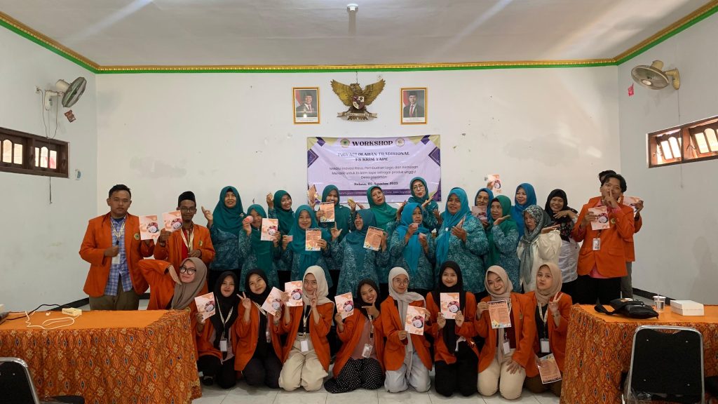 Kader PKK Desa Gayaman dan 16 mahasiswa KKN dari UNIM Mojokerto