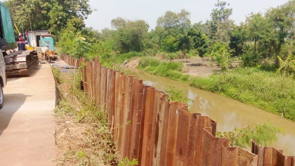 Plesengan Ambrol di Jetis Mojokerto Diperbaiki, Warga Kini Tenang Perbaikan plesengan Sungai Marmoyo di Desa Jetis, Kecamatan Jetis, Kabupaten Mojokerto