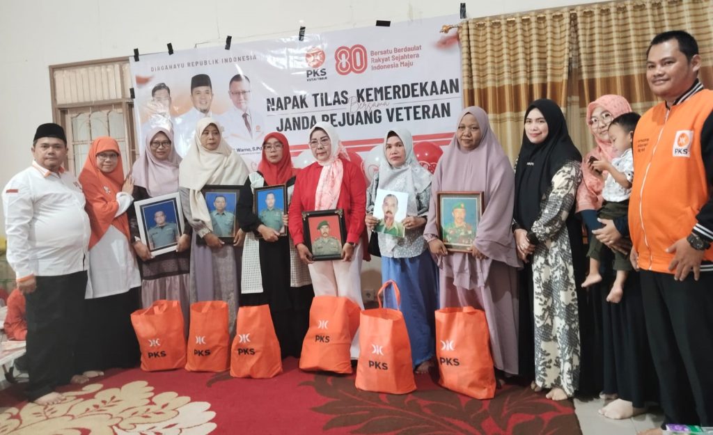 Napak Tilas Kemerdekaan, PKS Kutim Santuni Janda Purnawirawan DPD PKS Kutim