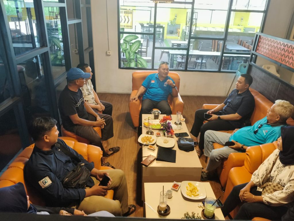 DPD Gelora Sidoarjo Gelar Rakor Perdana Pasca SK Terbit Ketua DPD Partai Gelora Sidoarjo, Rianumi Asghori (Mas Ryan) saat memimpin Rakor perdana DPD Gelora di di Papaloma Cafe & Resto Sidoarjo