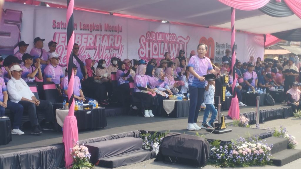 Bupati Jember Muhammad Fawait saat memberikan sambutan pelepasan peserta Gerak Jalan Tanggul–Jember Tradisional (Tajemtra) 2025, Sabtu (23/8/2025) (Foto: Diskominfo Jember)