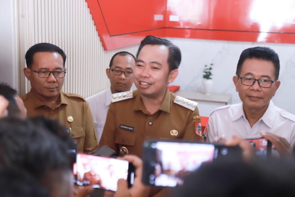 Bupati Jember Muhammad Fawait saat diwawancarai usai menyerahkan SK Plt Ketua PMI Jember kepada Zainulloh, Senin (25/8/2025) (Foto: Diskominfo Jember)