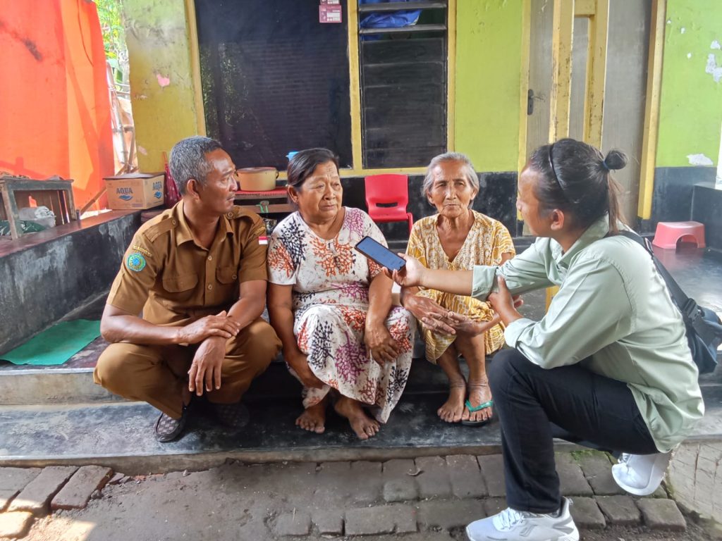 Miris, Janda Lansia Tlasih Sidoarjo 10 Tahun Tak Tersentuh Bansos Dua janda lansia saat didampingi Kepala Desa Tlasih, Senin (25/8/25) (Nug/GOnews.id).